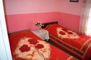 Гостевой дом Excellent Hostel Kutaisi Кутаиси Двухместный номер с 1 кроватью или 2 отдельными кроватями и ванной комнатой-1